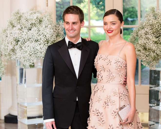  Miranda Kerr and Evan Spiegel: Tỷ phú công nghệ điển trai là chồng thứ hai của siêu mẫu Australia. Anh được tiết lộ cưng chiều bà xã hết mực. Sau hai năm kết hôn, họ có với nhau hai con và sống trong cơ ngơi 12 triệu USD. Đôi uyên ương tuy rất giàu nhưng không phô trương vật chất xa hoa, họ lựa chọn lối sống kín tiếng.