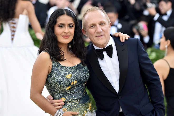  Salma Hayek - François-Henri: Nữ diễn viên từng được đề cử Oscar kể bị ghét bỏ khi làm vợ doanh nhân sở hữu khối tài sản hơn 7 tỷ USD. "Nhiều người sốc, không tin nổi một người Mexico da màu lại có cuộc sống tốt như thế", sao Kẻ liều mạng tâm sự. Song, không thể phủ nhận cưới Henri đã khiến con đường sự nghiệp của Hayek suôn sẻ, cô cũng không đau đầu về vấn đề kiếm tiền.