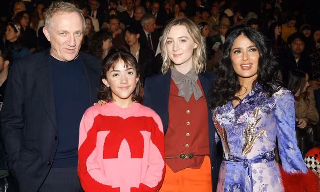 Họ có duy nhất một con gái 13 tuổi, bé Valentina Paloma Pinault. Trả lời phỏng vấn, Hayek ngại kể về chuyện tình với chồng vì sợ bị nói là khoe khoang. Cô chỉ tâm sự: "Tôi sẽ không kể việc chúng tôi gặp nhau ra sao. Nó là câu chuyện tuyệt vời và lãng mạn nhưng tôi muốn giữ cho riêng mình. Tôi không muốn biến nó thành một câu chuyện để khiến bản thân trở nên thú vị".