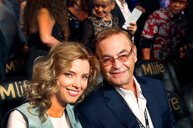  Oleksandra Nikolayenko và Phil Ruffin: Biểu tượng sắc đẹp Ukraine nên duyên cùng tỷ phú sòng bạc vào năm 2008. Nhưng khi đó, cô bị chỉ trích ham tiền vì chấp nhận làm vợ người đàn ông hơn mình tới 46 tuổi. Thế nhưng, đáp lại những hoài nghi từ dư luận, hoa hậu lựa chọn im lặng và xây đắp hạnh phúc gia đình. Cô sinh cho Ruffin một bé gái dễ thương.