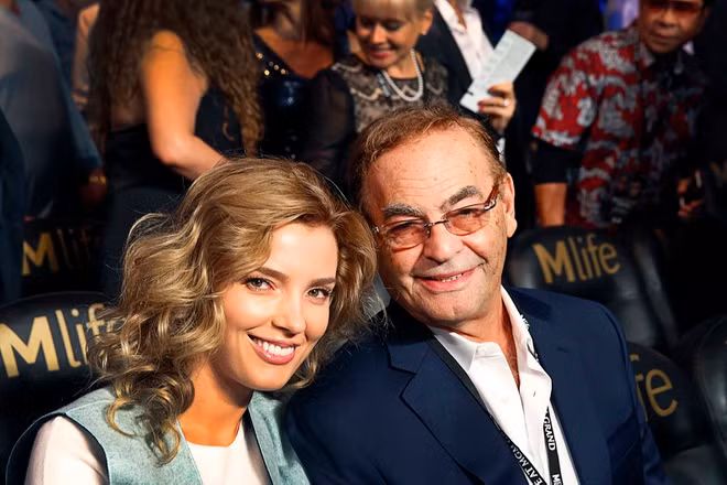  Oleksandra Nikolayenko và Phil Ruffin: Biểu tượng sắc đẹp Ukraine nên duyên cùng tỷ phú sòng bạc vào năm 2008. Nhưng khi đó, cô bị chỉ trích ham tiền vì chấp nhận làm vợ người đàn ông hơn mình tới 46 tuổi. Thế nhưng, đáp lại những hoài nghi từ dư luận, hoa hậu lựa chọn im lặng và xây đắp hạnh phúc gia đình. Cô sinh cho Ruffin một bé gái dễ thương.