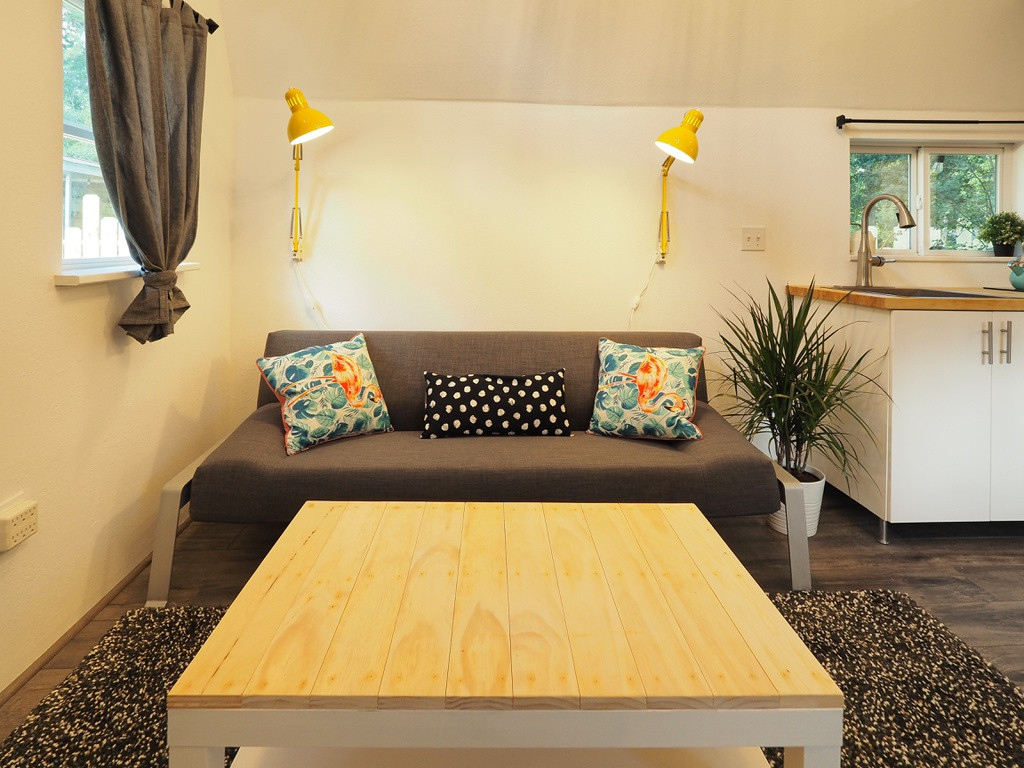 Không gian phòng khách có ghế sofa, tivi rất lý tưởng và ấm cúng để 2 vợ chồng cùng thư giãn buổi tối.