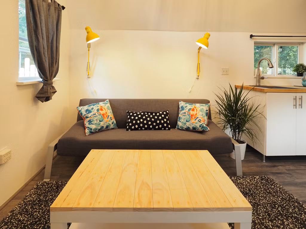 Không gian phòng khách có ghế sofa, tivi rất lý tưởng và ấm cúng để 2 vợ chồng cùng thư giãn buổi tối.