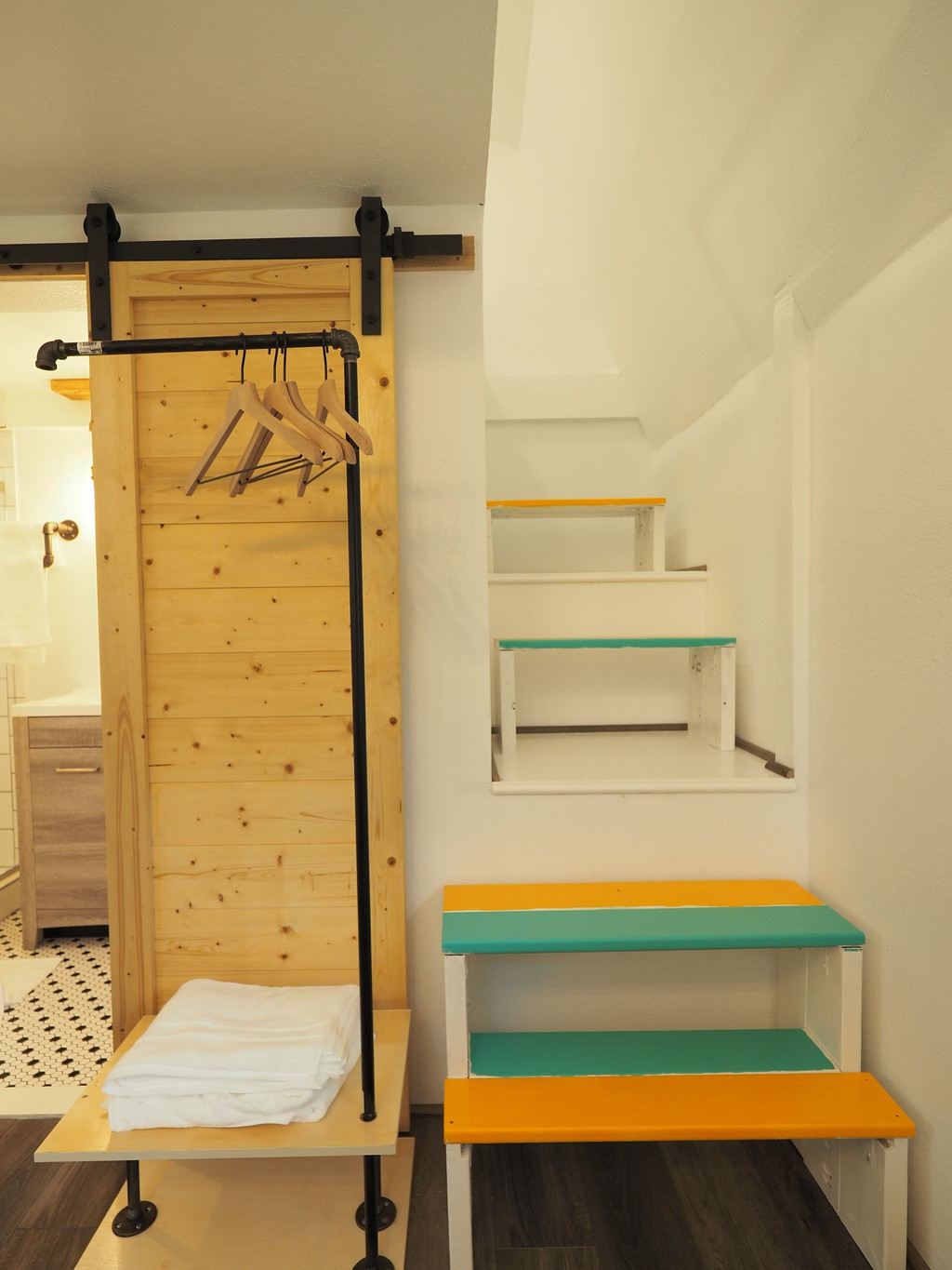 Sự thoải mái được ưu tiên hàng đầu nên dù không gian nhỏ, cầu thang vẫn được bố trí đủ rộng rãi thay vì loại tiết kiện diện tích.