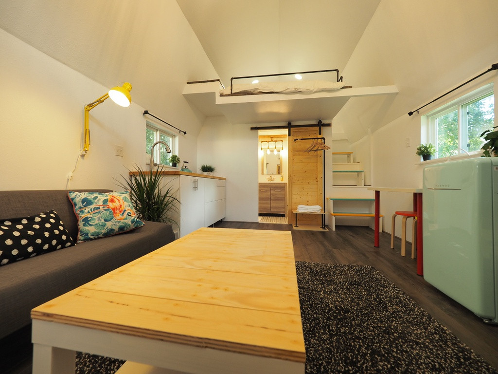 Do nhà nằm giữa vườn rộng nên việc bắt đường điện nước gặp khá nhiều khó khăn. Hai vợ chồng phải đào đường dẫn điện từ nhà chính ra tới 2 lần cũng như tính toán để dung lượng điện không ảnh hưởng đến nhà chính.