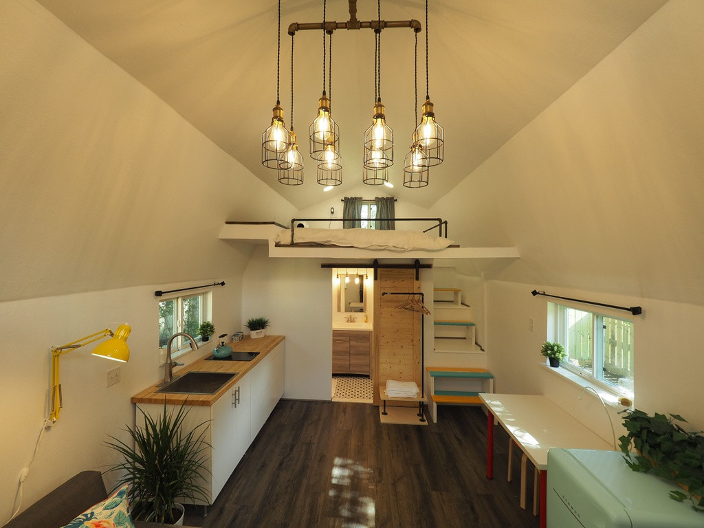 Với diện tích nhỏ, ngôi nhà được thiết kế không gian mở với không gian phòng khách, bếp, phòng tắm và phòng ngủ.