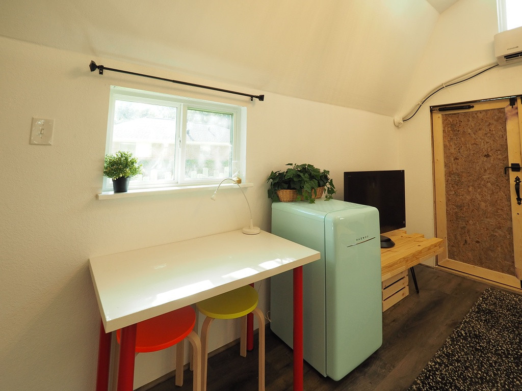 Ánh sáng luôn tràn ngập khắp căn nhà khắp mọi hướng để không giản nhỏ trở thành nơi lưu giữ kỉ niệm của cả gia đình.