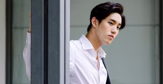 Vo tinh gap lai vo cu o nha hang va thay co ay ngat xiu