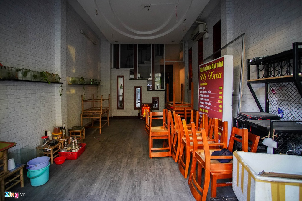 Bên trong các mặt bằng chờ sang nhượng, nội thất của quán được xếp lại gọn gàng. Một số mặt bằng còn trở thành bãi giữ xe tạm thời.