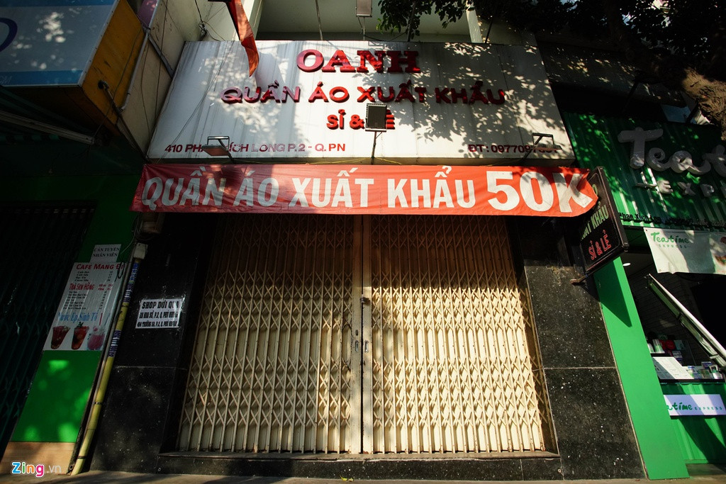 Mặt bằng 50m2 của cửa hàng quần áo này cũng đang chờ cho thuê với giá 50 triệu đồng/tháng. Đáng chú ý, dù số lượng mặt bằng trả lại trước thời hạn nhiều, nhưng đa phần chủ nhà cho thuê đều xác nhận không hạ giá, hoặc nếu có thì chỉ giảm chút ít với lý do "mặt bằng đường Phan Xích Long vẫn rất nóng".