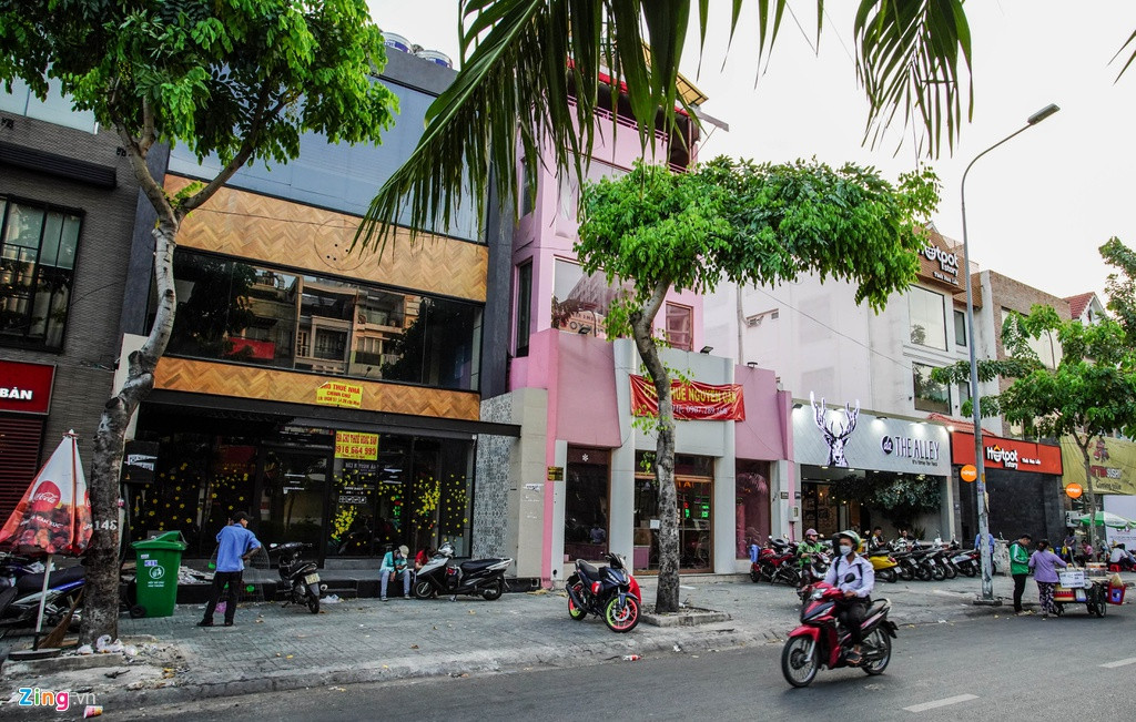 Bên cạnh 2 mặt bằng lớn đã quyết định dừng hoạt động, một thương hiệu trà sữa vẫn mở cửa đón khách. Chủ cửa hàng nhận định: "Những doanh nghiệp có tài chính mạnh thì lỗ 2 tháng vẫn cố gắng cầm cự để giữ mặt bằng đẹp ở Phan Xích Long, vì cứ hở ra là có người thuê mất, nhưng không phải ai cũng được vậy".