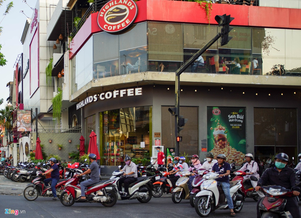 Trên thực tế, nhiều điểm bán vẫn duy trì lượng khách ra vào tương đối, dù có phần thưa thớt hơn trước. Đa phần đây là các thương hiệu có tiềm lực tài chính. Theo một số chủ cửa hàng, nguyên nhân chính khiến nhiều hàng quán phải đóng cửa là không chịu được sức ép về giá thuê mặt bằng trong bối cảnh lượng khách giảm mạnh, có nơi lên đến 60%.