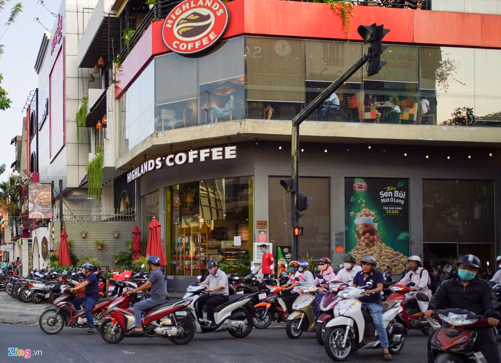 Trên thực tế, nhiều điểm bán vẫn duy trì lượng khách ra vào tương đối, dù có phần thưa thớt hơn trước. Đa phần đây là các thương hiệu có tiềm lực tài chính. Theo một số chủ cửa hàng, nguyên nhân chính khiến nhiều hàng quán phải đóng cửa là không chịu được sức ép về giá thuê mặt bằng trong bối cảnh lượng khách giảm mạnh, có nơi lên đến 60%.