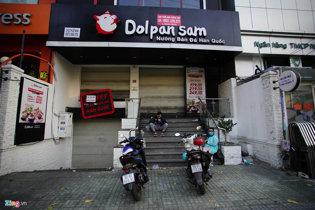 Nhiều bảng tên thương hiệu, poster quảng cáo... vẫn chưa được gỡ bỏ.