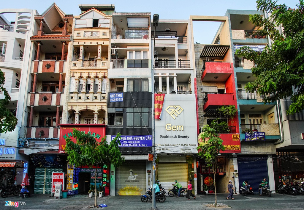 Nhưng từ giữa tháng 2, rất nhiều cơ sở kinh doanh đã phải đóng cửa. Khu vực 6 căn nhà liền kề này đã có đến 4 căn treo biển cho thuê nhà. Trước đó, đây là điểm bán của các thương hiệu ẩm thực, thời trang.