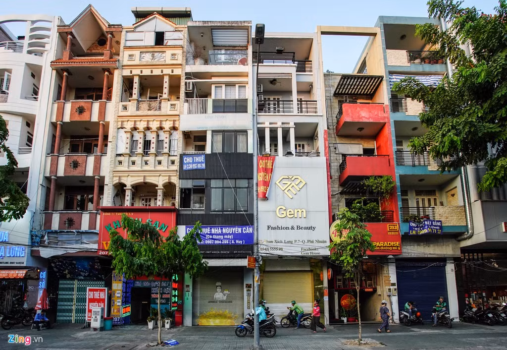 Nhưng từ giữa tháng 2, rất nhiều cơ sở kinh doanh đã phải đóng cửa. Khu vực 6 căn nhà liền kề này đã có đến 4 căn treo biển cho thuê nhà. Trước đó, đây là điểm bán của các thương hiệu ẩm thực, thời trang.