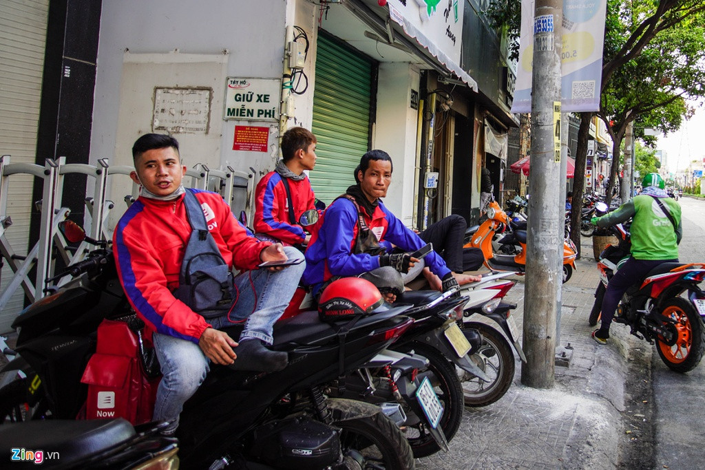 Anh Minh, một tài xế Now cho biết, "Phan Xích Long được coi là khu phố ẩm thực, thường chúng tôi sẽ đỗ xe ở đây để nhận nhiều đơn giao đồ ăn hơn". Tuy nhiên, từ sau Tết đến nay, anh nhận xét do ảnh hưởng của dịch Covid-19, học sinh, sinh viên chưa đi học trở lại, còn giới văn phòng cũng giảm đặt đồ ăn. "Có những ngày một tiếng mới 'nổ' một đơn, lỗ lắm", anh nói.