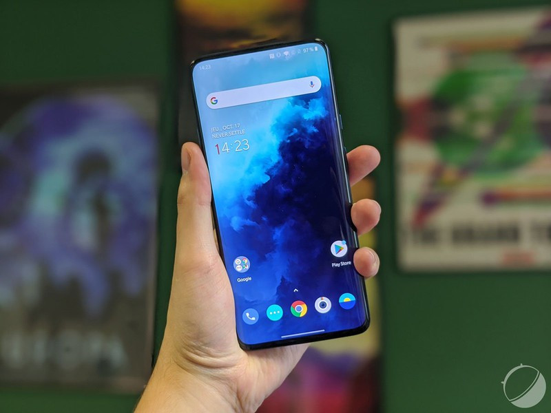 OnePlus 7T Pro tích hợp màn hình AMOLED 6,67 inch tuyệt vời với công nghệ AM FluED AMOLED và tốc độ làm mới 90 Hz. Điểm cộng của điện thoại này là màn hình thiết kế hoàn toàn không viền, nơi camera selfie ẩn đi trong cơ chế bật lên của thiết bị.