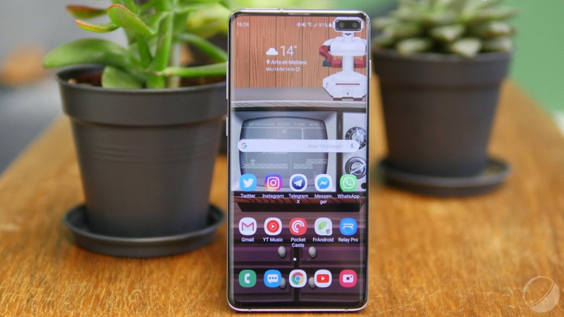 Các cạnh cong và mỏng ở trên cùng và dưới cùng của Samsung Galaxy S10 Plus, model lớn nhất trong gia đình S10 cho phép màn hình chiếm gần 94% mặt trước. Bỏ qua tai thỏ (notch), điện thoại tích hợp "bong bóng" ở phía trên bên phải màn hình, chứa cảm biến kép phía trước.