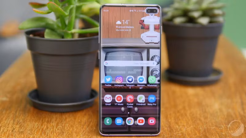 Các cạnh cong và mỏng ở trên cùng và dưới cùng của Samsung Galaxy S10 Plus, model lớn nhất trong gia đình S10 cho phép màn hình chiếm gần 94% mặt trước. Bỏ qua tai thỏ (notch), điện thoại tích hợp "bong bóng" ở phía trên bên phải màn hình, chứa cảm biến kép phía trước.