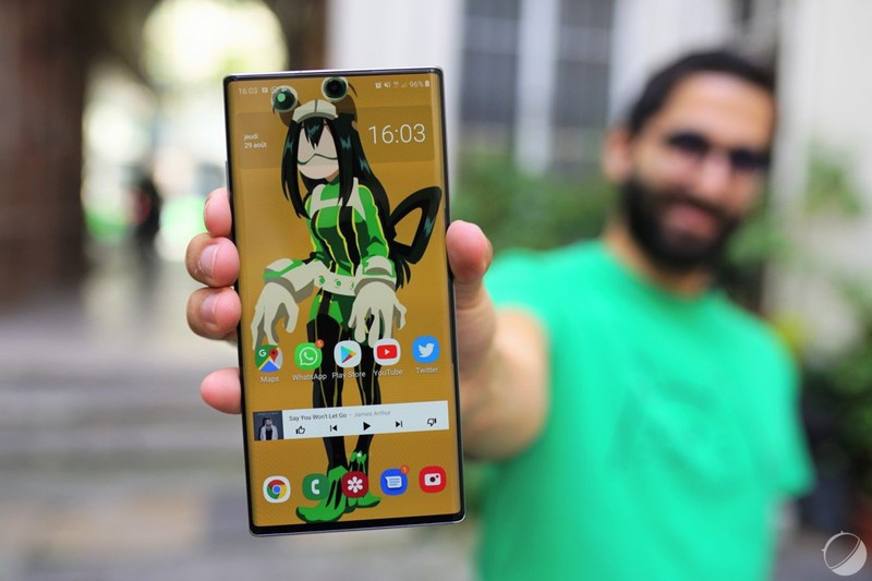 Samsung Galaxy Note 10 Plus được trang bị màn hình "Dynamic Amoled" 6,8 inch mang đến cảm giác thực sự thoải mái để thưởng thức các nội dung và bút S-Pen linh hoạt.