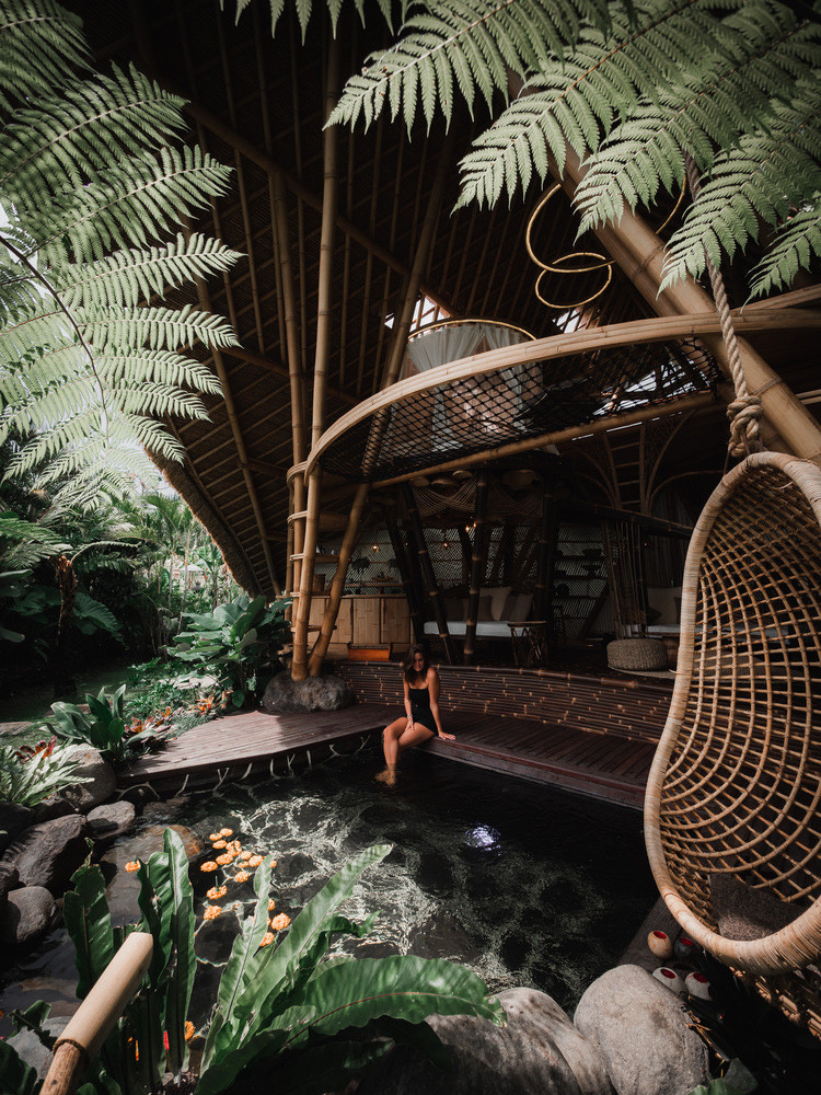 Với diện tích 70m2, được trang trí với một mái nhà hình cánh nổi bật với phần nhô ra lớn, cấu trúc tạo ra một không gian mở sáng sủa được phân chia khéo léo thành các khu vực khác nhau.