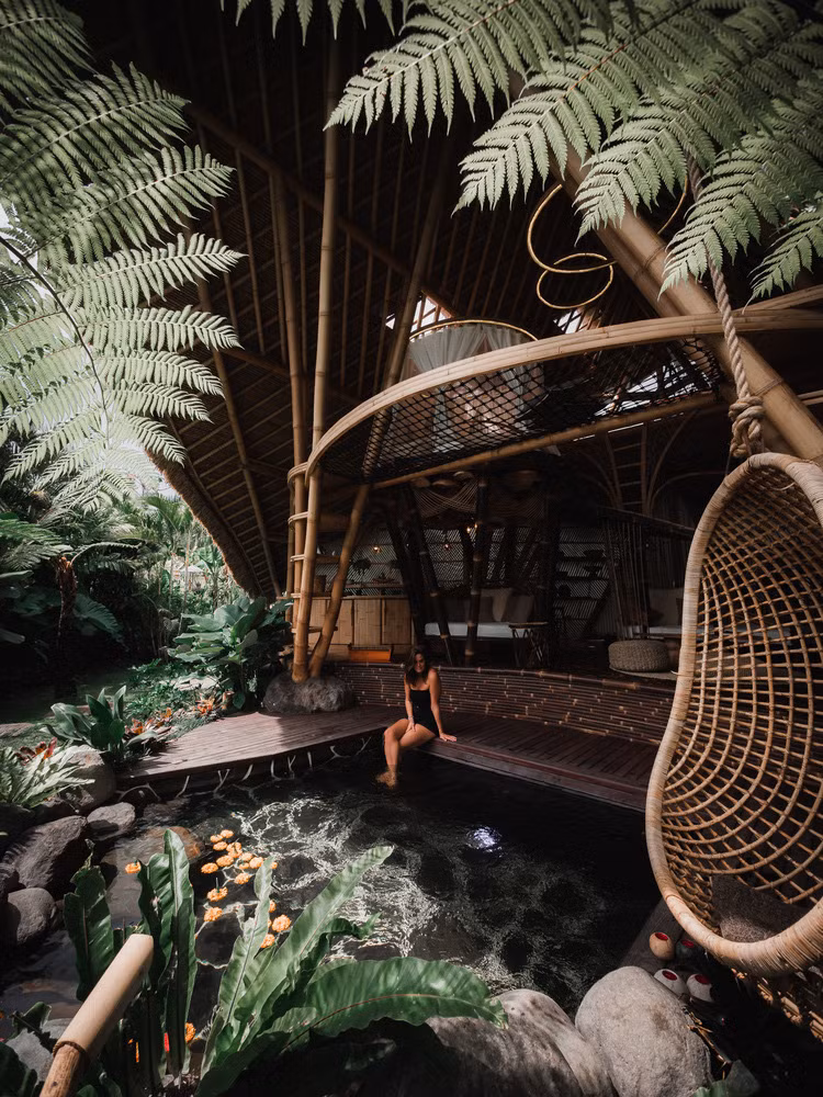 Với diện tích 70m2, được trang trí với một mái nhà hình cánh nổi bật với phần nhô ra lớn, cấu trúc tạo ra một không gian mở sáng sủa được phân chia khéo léo thành các khu vực khác nhau.