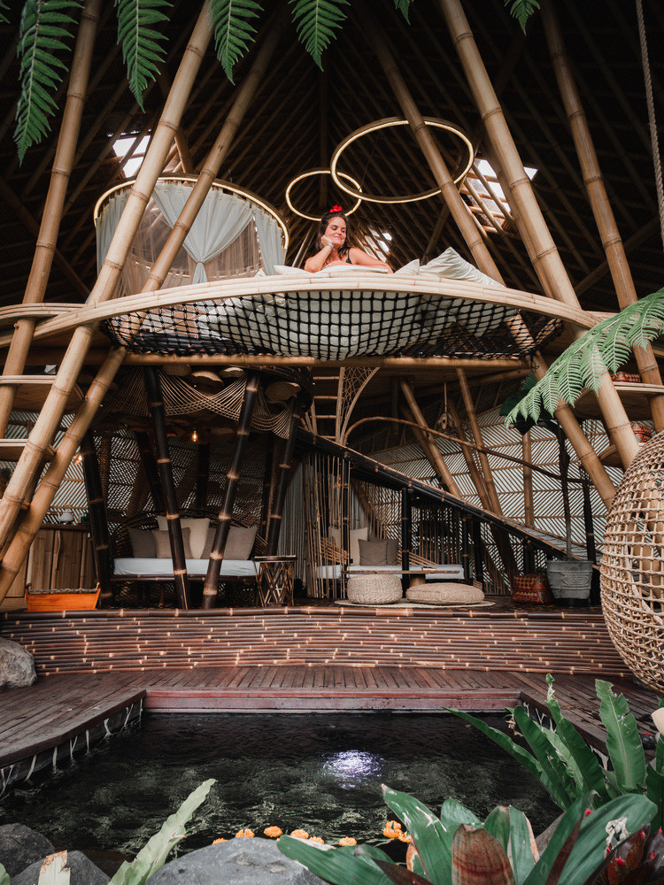 Một tấm lưới treo phía trên hồ bơi và một chiếc đu tre ở tầng dưới làm tăng thêm sự vui tươi và thoải mái cho dự án.