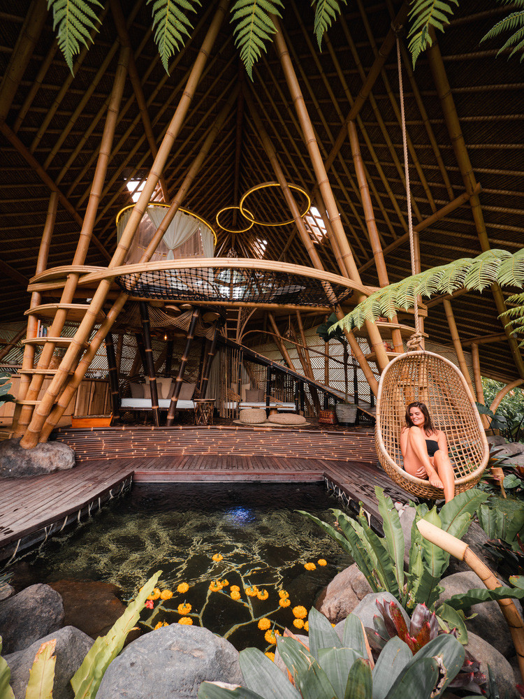 Tầng dưới phục vụ như một phòng khách, nhà bếp và phòng tắm.