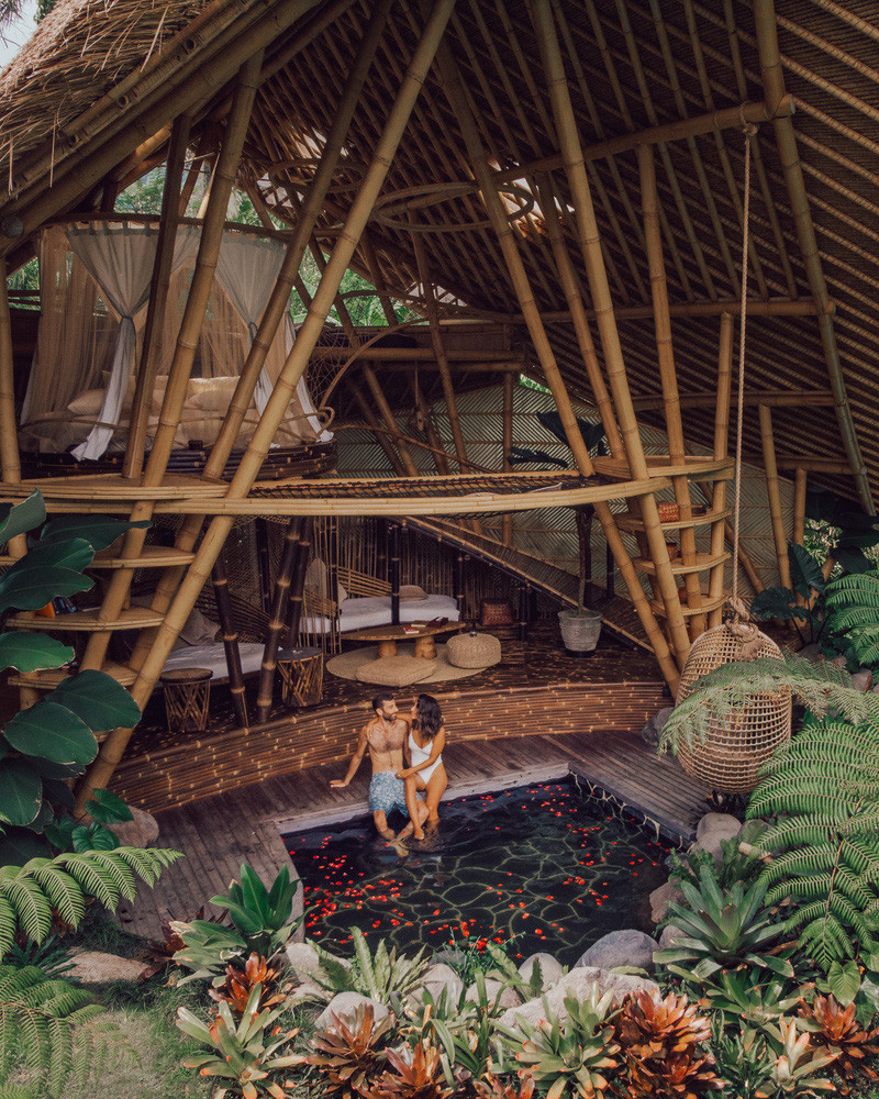 Hồ nước nóng có mái che là một nơi an toàn để thư giãn thoải mái ngay cả ở không gian nhiệt đới hoang dã.