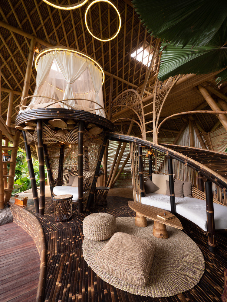 Thiết kế nội thất riêng biệt và đồ nội thất bằng tre được thiết kế dành riêng cho không gian Hideout Horizon, được thực hiện bởi nhóm Hideout phối hợp với Putri Wiwoho.