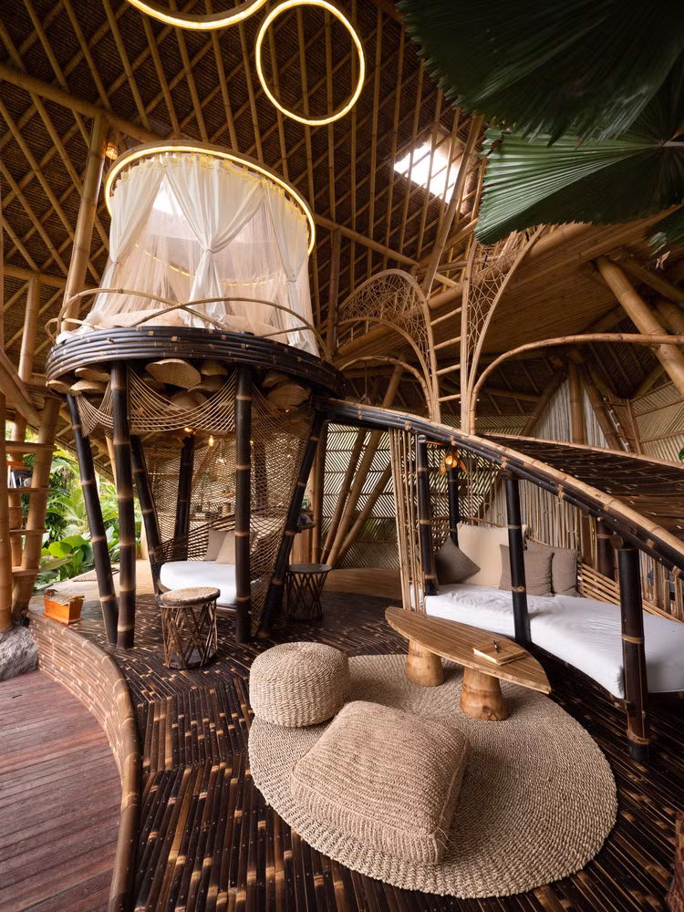 Thiết kế nội thất riêng biệt và đồ nội thất bằng tre được thiết kế dành riêng cho không gian Hideout Horizon, được thực hiện bởi nhóm Hideout phối hợp với Putri Wiwoho.