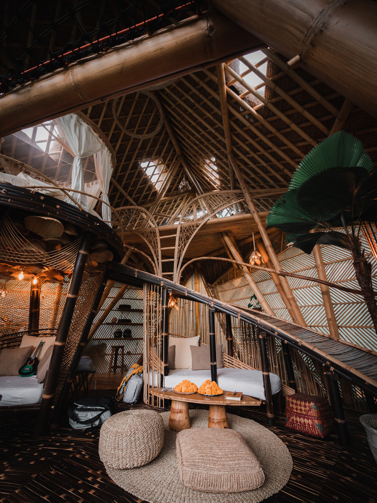 Không gian được thiết kế có chủ đích để tạo ra trải nghiệm thú vị cho du khách ở mọi lứa tuổi. Thay vì việc tạo ra cầu thang, dự án này làm một con dốc nằm trong cấu trúc, phục vụ cho những người thích đi bộ, thích trượt.