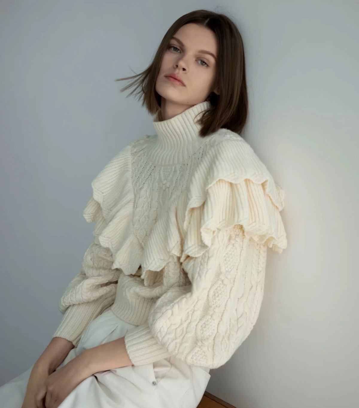  5. Áo len bèo: Áo len được may nhiều lớp ở cánh tay là thiết kế cuối cùng Sohu muốn giới thiệu cho mọi người. Khi diện đồ họa tiết, các cô gái nên chọn quần màu trơn đơn giản để vẻ ngoài không bị lòe loẹt, thiếu tinh tế. Ảnh: Pinterest.