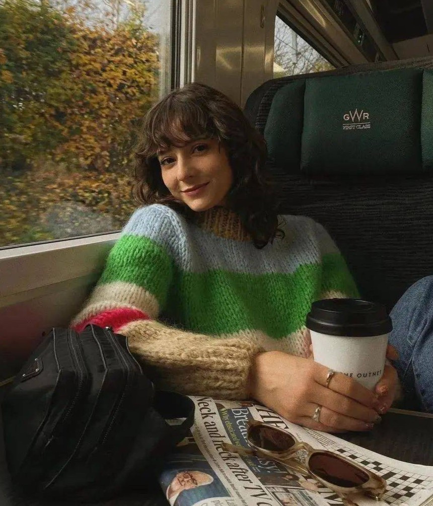  4. Áo len sọc: Đồ len xuất hiện nhiều trong công thức phối trang phục của fashionista trên thế giới. Quần áo mang họa tiết kẻ ngang kết hợp màu sắc xen kẽ không thể thiếu trong tủ đồ của phái đẹp. Bạn có thể kết hợp chúng với hầu hết kiểu dáng quần hoặc váy để tạo nên set đồ hoàn hảo. Ảnh: Sohu.