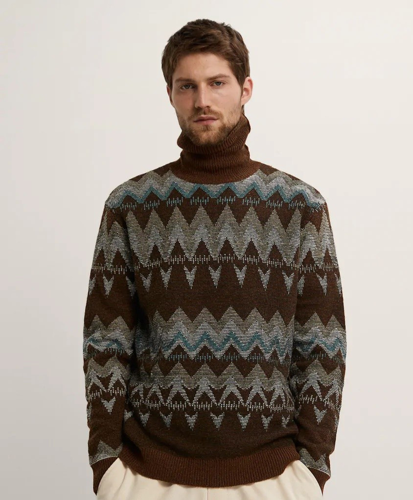 Đối với nam giới, các thiết kế có hình khối bất đối xứng giúp trông thanh lịch. Khác họa tiết thông thường, hình ảnh tam giác xếp chồng lên nhau cùng đường kẻ sáng nổi bật trên nền màu tối thích hợp cho những ai có vóc dáng thanh mảnh. Ảnh: Zara.