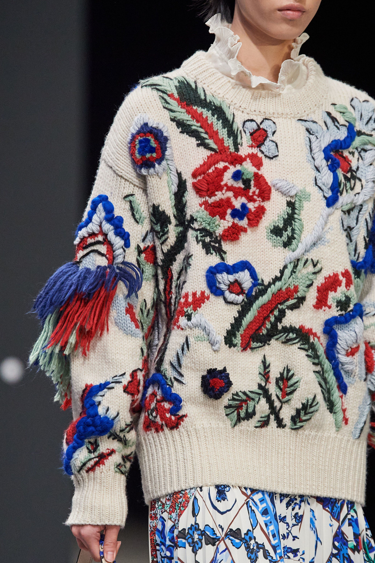 Nếu bạn thích phong cách tươi tắn, hãy chọn những bông hoa có màu sắc trang nhã. Ngược lại, họa tiết lớn kết hợp với gam màu nổi bật lại phù hợp với người cá tính, trưởng thành. Ảnh: Pinterest.