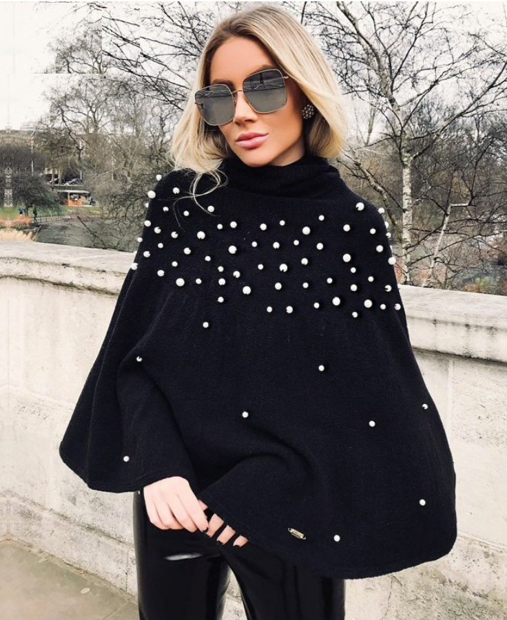  2. Áo len đính cườm: Trang Sohu cho rằng xu hướng thời trang của thập niên 90 đang quay trở lại và thịnh hành dịp gần đây. Những hạt ngọc trai được nhà thiết kế khéo léo thêu dệt vào phần cổ áo hay cánh tay tạo nên sự sang trọng, thời thượng. Nếu yêu thích vẻ ngoài điệu đà, phái nữ có thể lựa chọn dáng áo tay loe. Bên cạnh đó, màu sắc tối giản kết hợp với quần jeans rách đem lại diện mạo cá tính cho hội chị em. Ảnh: The fashion fuse, Stylelimits.