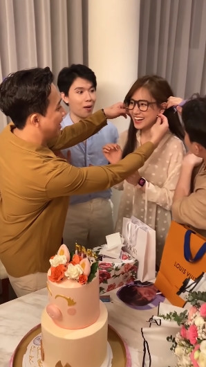 Xem Hari Won đập hộp quà sinh nhật siêu lầy Xem Hari Won dap hop qua sinh nhat sieu lay