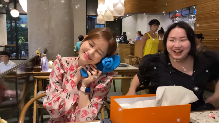 Xem Hari Won đập hộp quà sinh nhật siêu lầy - Hình 16 Xem Hari Won dap hop qua sinh nhat sieu lay-Hinh-16