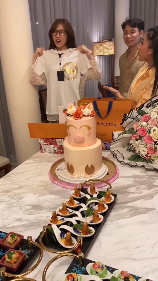 Xem Hari Won đập hộp quà sinh nhật siêu lầy - Hình 3 Xem Hari Won dap hop qua sinh nhat sieu lay-Hinh-3