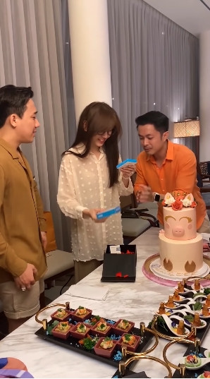 Xem Hari Won đập hộp quà sinh nhật siêu lầy - Hình 7 Xem Hari Won dap hop qua sinh nhat sieu lay-Hinh-7