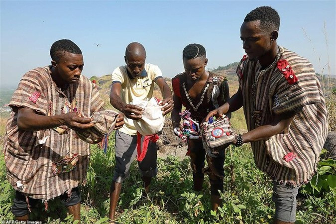 Nghi thuc 'giao tiep voi the gioi linh hon' cua bo lac bi an-Hinh-7