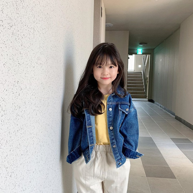 Tuy nhiên vẫn có một số dân mạng bày tỏ thái độ phản đối khi thấy cô bé 8 tuổi khoác những trang phục có vẻ chững chạc, trưởng thành hơn tuổi. Việc cha mẹ để bé làm mẫu từ nhỏ cũng nhận chỉ trích từ dân mạng khi cho rằng "làm như vậy là cướp đi tuổi thơ con".