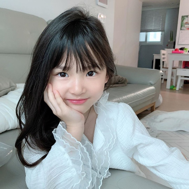 Nhờ độ nổi tiếng trên mạng, Gahee trở thành gương mặt được các nhãn hàng để mắt. Không chỉ thương hiệu thời trang mà các công ty về đồ chơi, thực phẩm cũng gửi sản phẩm để cô bé quảng cáo. Số tiền Gahee nhận được từ các bài đăng quảng cáo là không nhỏ.