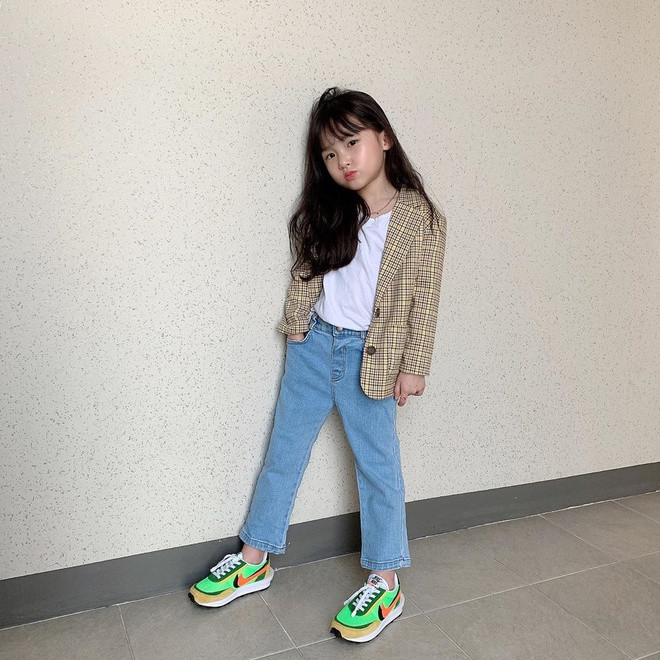 Bên cạnh ngoại hình búp bê, khả năng phối đồ "đỉnh" không kém fashionista chuyên nghiệp của Gahee khiến dân mạng "trầm trồ". Mẹ chính là người giúp cô bé 8 tuổi lựa chọn trang phục và ghi lại những bộ hình ấn tượng. Thần thái, biểu cảm trong các shot hình của mỹ nhân nhí xứ Hàn được đánh giá cao.