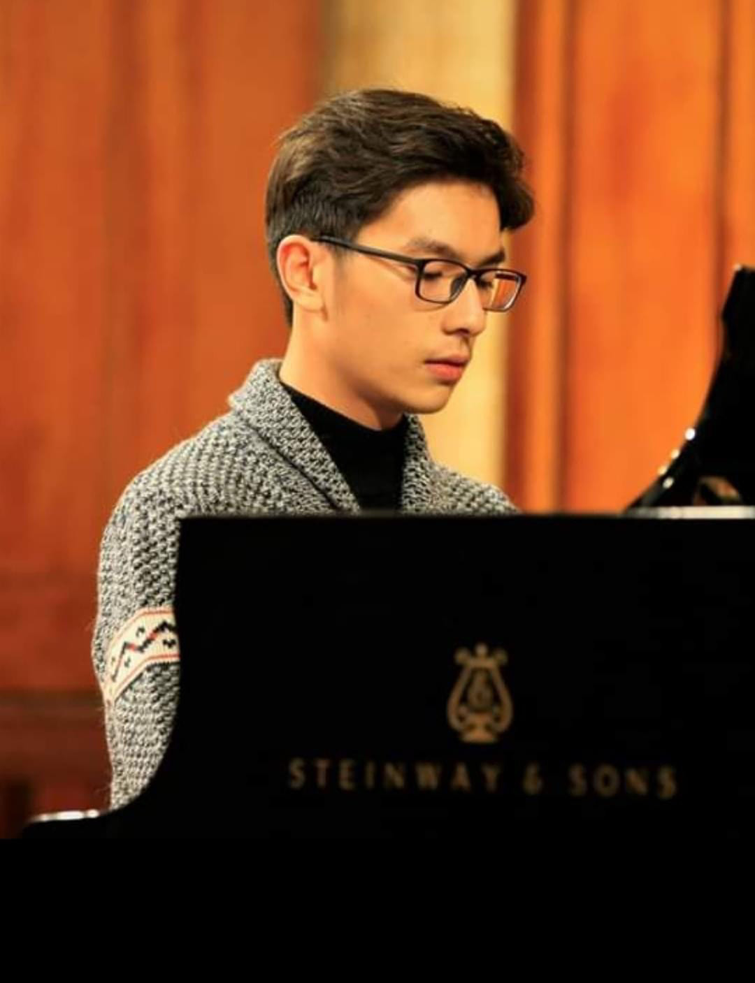 Hình ảnh cậu con trai ngồi chơi piano được nhiều người khen ngợi như tài tử điện ảnh Trước đó, trong một lần hé lộ bức ảnh cậu con trai đang chơi đàn piano, vẻ đẹp như tài tử của cậu bé cũng nhanh chóng "gây bão". Được biết, các con của ca sĩ Thùy Dung đều chơi piano rất giỏi. Bản thân ca sĩ Thùy Dung trước khi trở thành ca sĩ là một nghệ sĩ piano. Chị biết đến bộ môn nghệ thuật này từ năm 4 tuổi. Năm 1990, chị đoạt giải Ba cuộc thi piano chuyên nghiệp toàn quốc. Năm 1991, ở tuổi 18, chị đoạt giải Nhì cuộc thi đơn ca nhạc nhẹ toàn quốc. Cùng cuộc thi đó còn có Thanh Lam (đoạt giải Đặc biệt), Hồng Nhung, Mỹ Hạnh (giải Nhất), Ngọc Sơn, YMoan (giải Nhì)... Ngắm hình ảnh của con gái ca sĩ Thùy Dung: