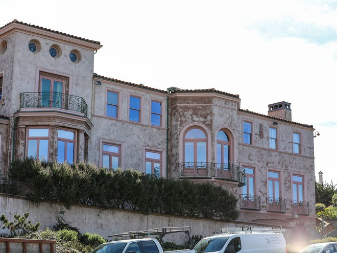 Cách đó không xa là dinh thự màu hồng với 18 phòng ngủ được xây vào năm 1926 nằm trên diện tích 0,2 hecta. Căn nhà hiện không được rao bán nhưng ước tính trị giá 6-10 triệu USD, theo trang Zvel và Redfin.