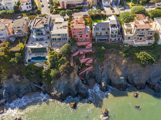 Tuy vậy, căn nhà được rao bán với giá 13,7 triệu USD và “đang được ký hợp đồng mua bán". Từ căn nhà có một con đường quanh co dẫn xuống vịnh nhỏ bên biển. Căn nhà này từng thuộc sở hữu của Luke "Lucky Luke" Bragnara, một trùm bất động sản và cũng là kẻ lừa đảo nghệ thuật khét tiếng. Tại đây, Luke cất giữ nhiều tác phẩm nghệ thuật ăn cắp trị giá tới 11 triệu USD vào năm 2014.