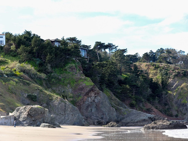 Tháng 11/2019, Dorsey tiếp tục chi 21 triệu USD mua căn nhà 2 tầng ngay cạnh đó. Đây là căn nhà có giá đắt nhất tại Sea Cliff.